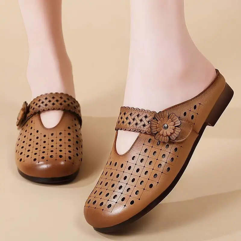 

Женские летние кожаные полые тапочки Baotou, мягкая подошва, нескользящие уличные полутапочки с цветочным узором в стиле ретро, сандалии на плоской подошве с круглым носком