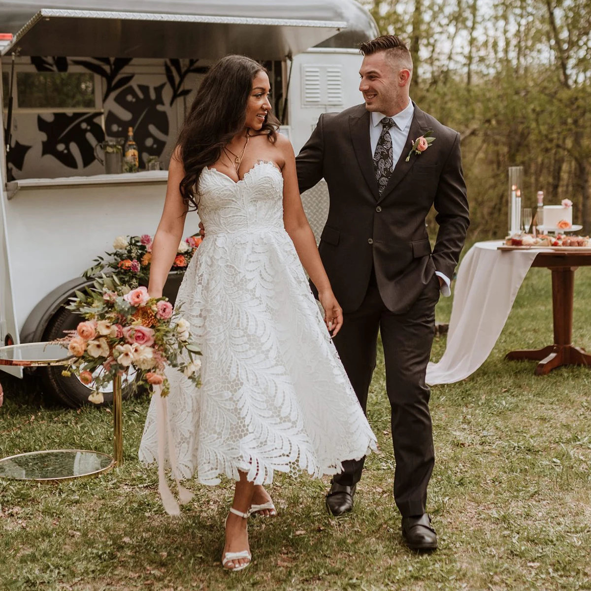 Vestido de novia bohemio sin tirantes hasta el té, vestido de novia de encaje con hojas, corte personalizado en forma de corazón para jardín, vestidos de novia románticos totalmente forrados