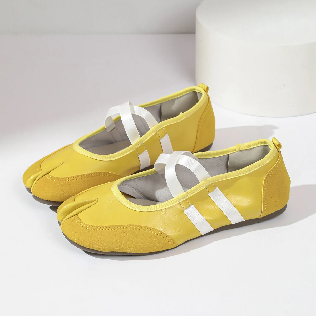 Flache Schuhe mit Kreuzriemen für Damen, lässiges Modedesign, Mary Jane Schuh, Slip-on, geteilte Zehenpartie, Ballett-Trainer, Sommer 2026, elegant, neu – Detail 19