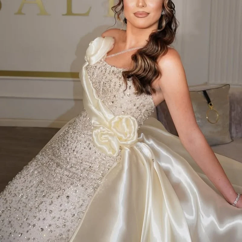 فساتين زفاف ذيل السمكة بيضاء عاجية لامعة مشد كريستال بريق الدانتيل صائق زهرة شكل فساتين الزفاف متعدد الطبقات صنع