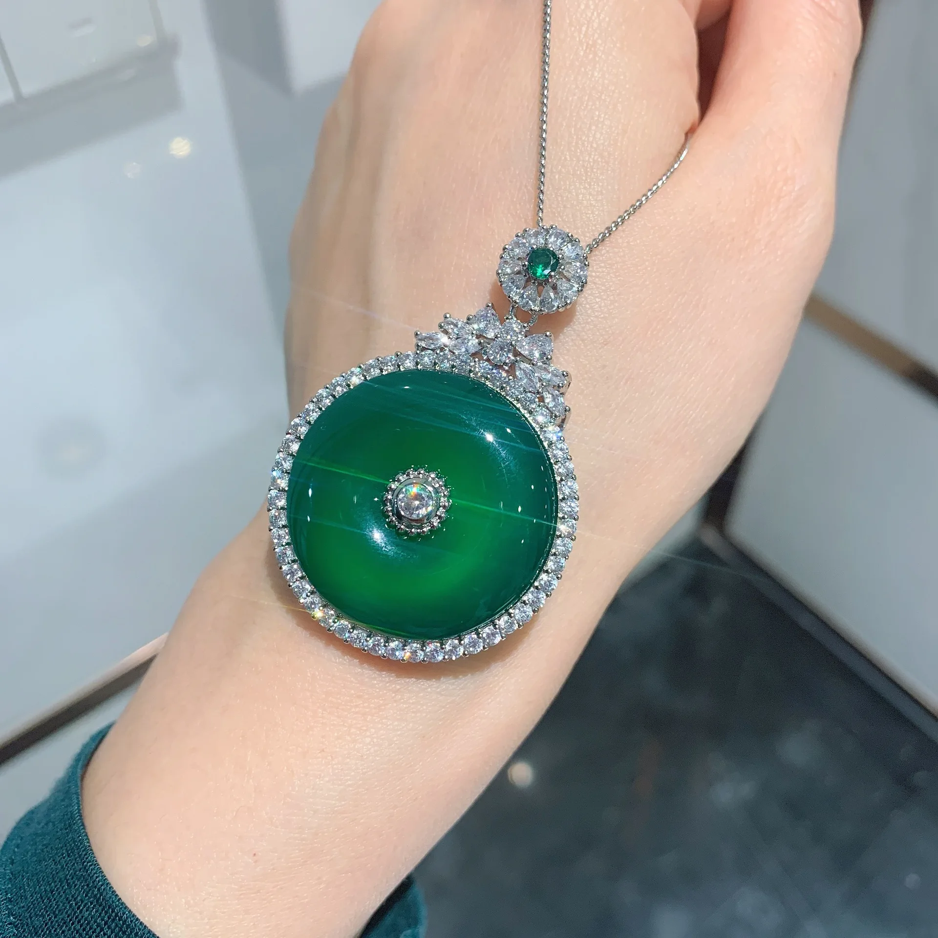 HIBRIDE High Quality Light Luxury Green Safety Buckle Pendant Necklace Women's Everyday Jewelry Suitable for Wedding Gifts A-10