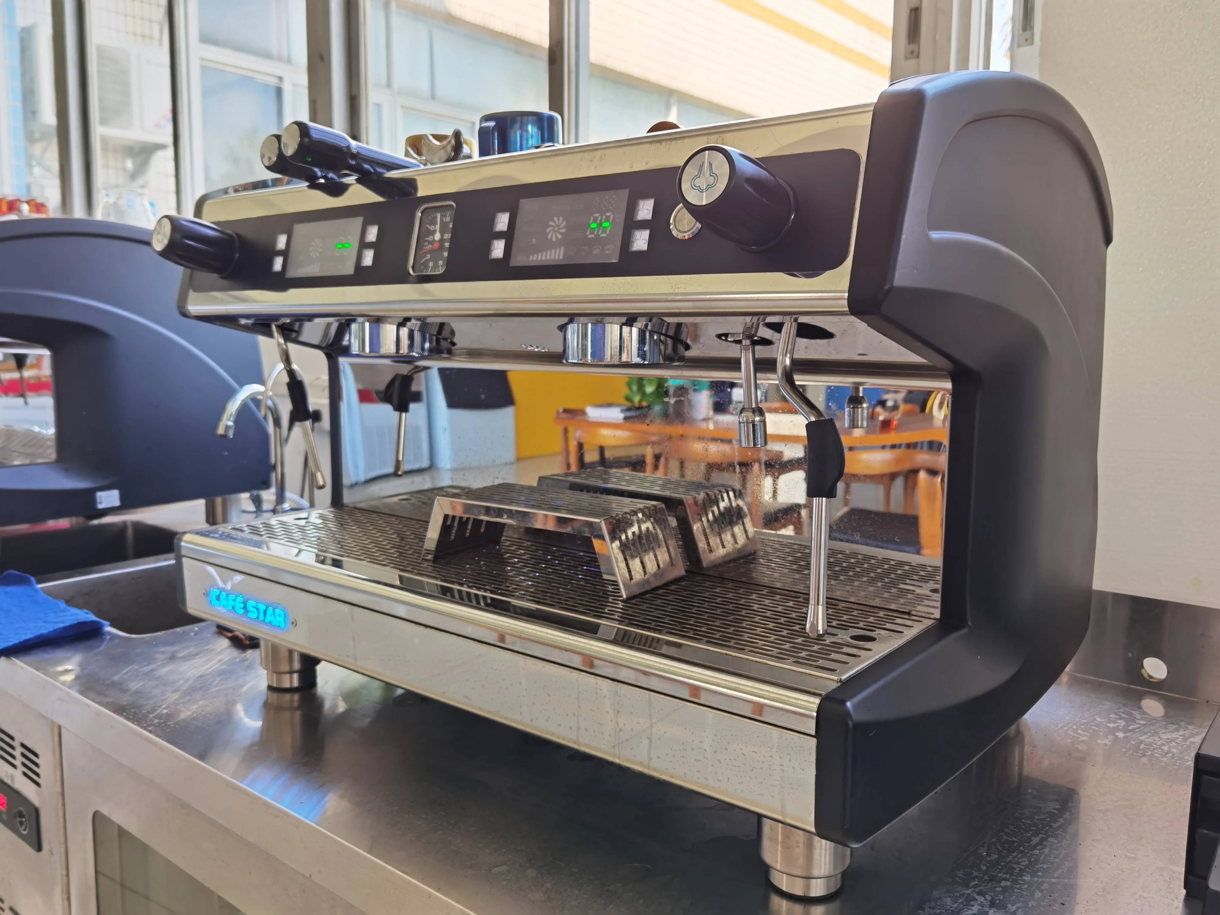 Macchina per caffè espresso italiana macchina da caffè elettrica semiautomatica in acciaio inossidabile con due teste preparate