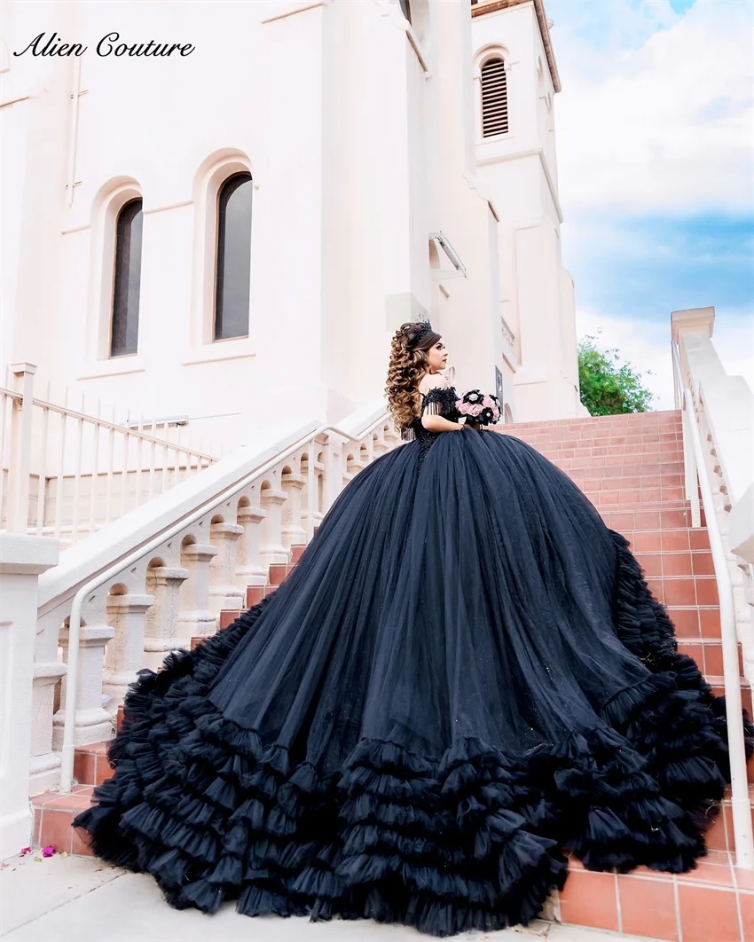 

Блестящее черное платье для Quinceanera, милое бальное платье 16 дюймов, с открытыми плечами и оборками, мексиканское платье с аппликацией и бисером, платья на заказ