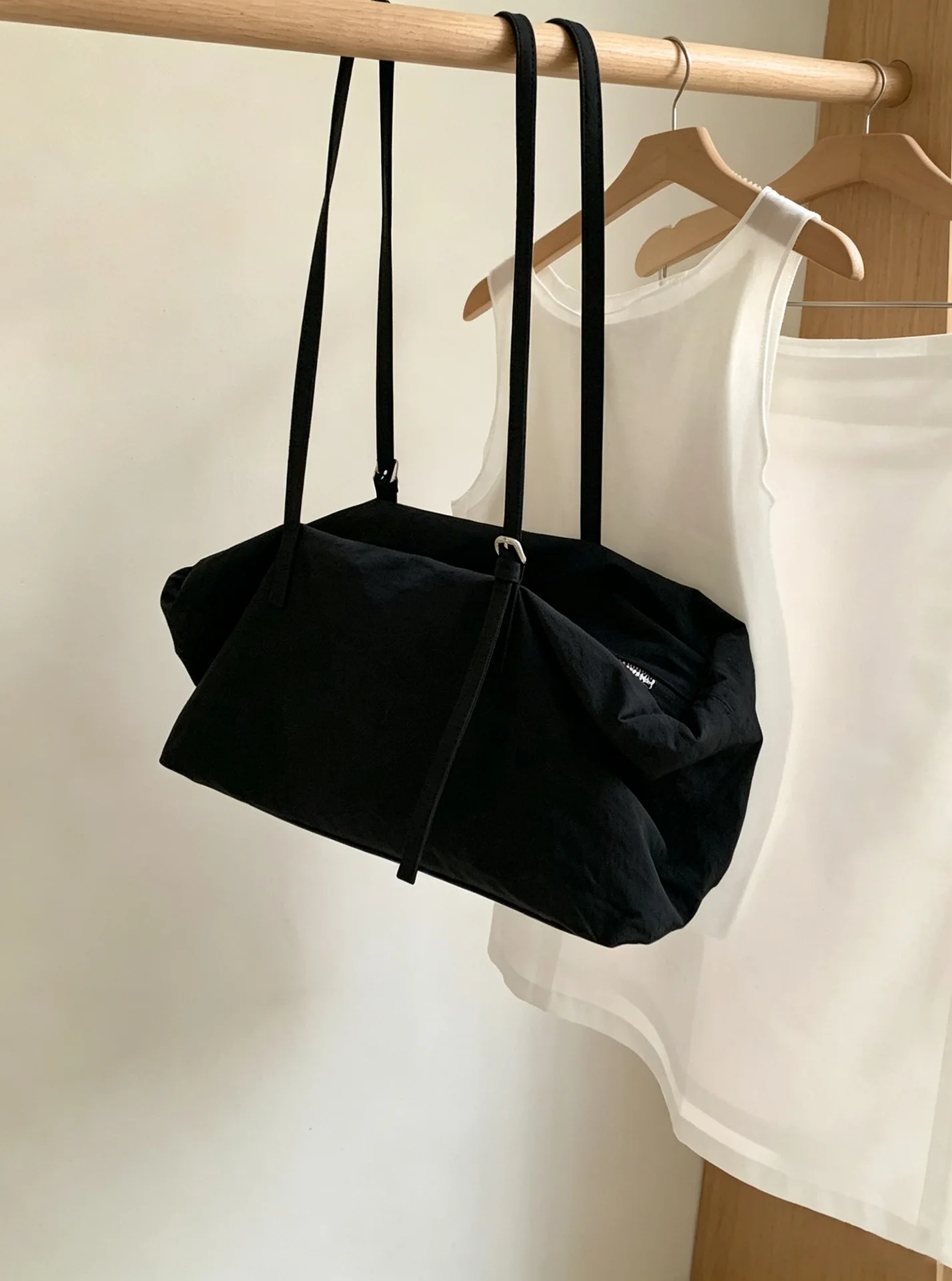 2026 – Neuerscheinung – Große Pendler-Umhängetasche – Minimalistische Mode – Kissen-Stil Damenhandtasche – Leichtgewicht-Nylon – Detail 8