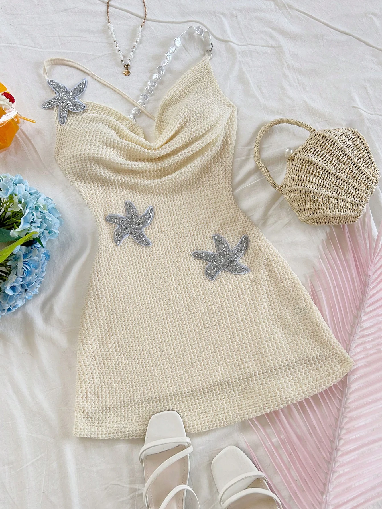 Damen im Urlaub, weiße Stricktextur, gewellte Seestern-Accessoires, Muschel-Schultergurt, taillierte Taille, A-Linien-Minikleid, pa