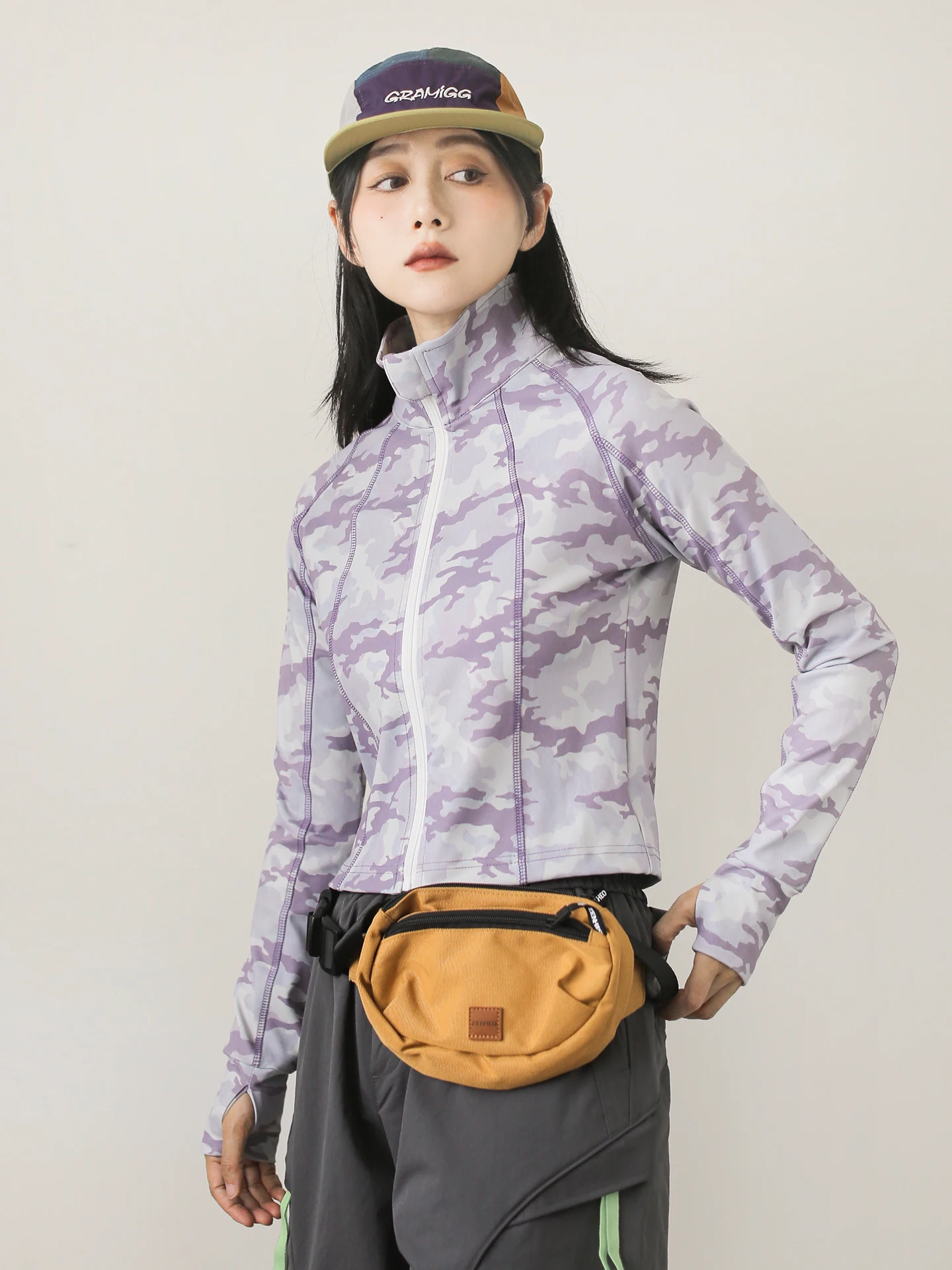 

Новая женская камуфляжная куртка Mandu 2026 для активного отдыха, свободного кроя, быстросохнущая, фиолетовая, с удлиненными рукавами и утяжкой по низу