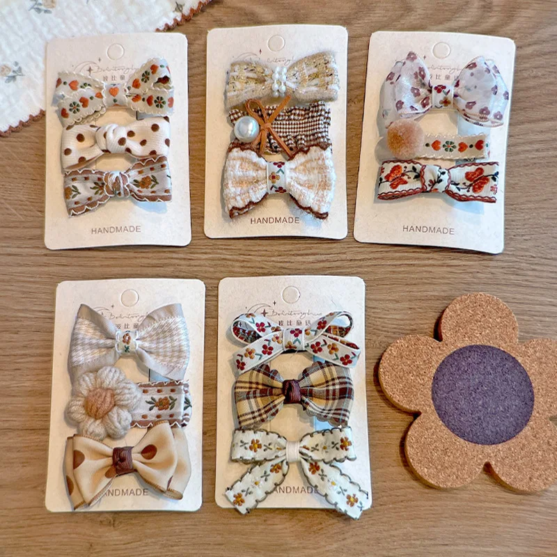 

Набор из 3 заколок для волос для девочек: бежевые, с вышивкой, цветочным узором, в клетку, с бантом, полностью тканевые, мягкие, не травмирующие волосы, для повседневного использования