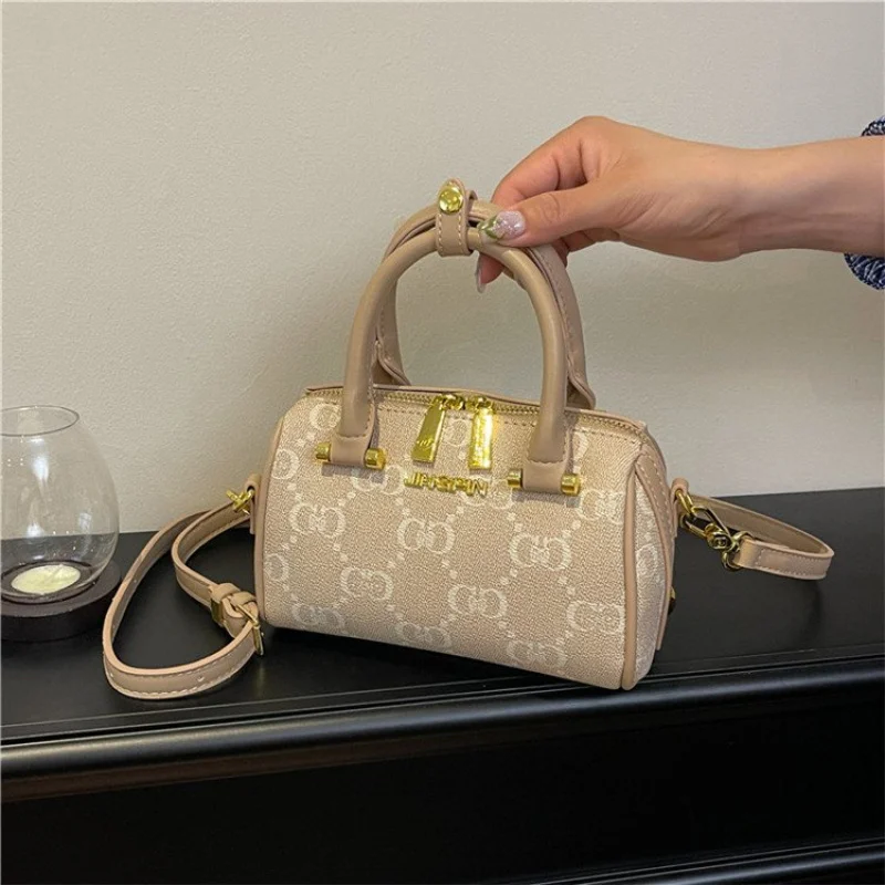 

Luxury Ladies Crossbody-Bag Made Of Fine Leather Boasting High-End Paris Vintage Neat Spacious Daily Style​