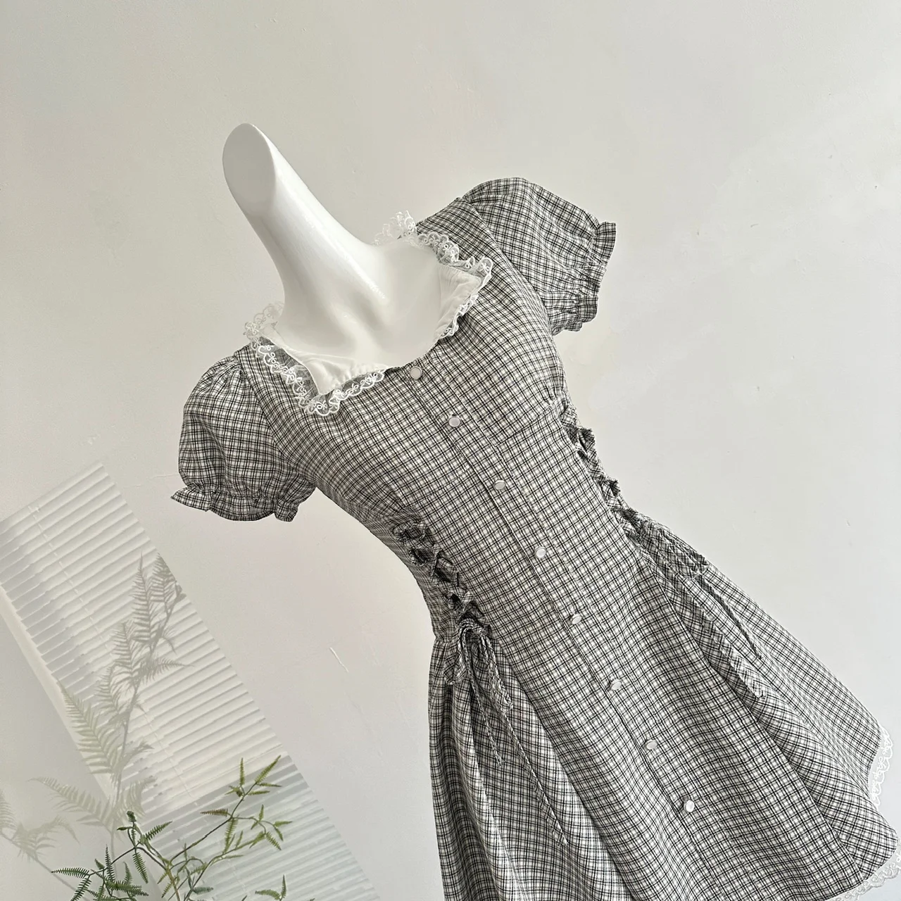 เดรสเชิ้ตลายสก็อตสไตล์ฝรั่งเศสย้อนยุคสำหรับผู้หญิง ฤดูร้อน เอวเข้ารูป แต่งลูกไม้ที่คอ แขนพองระบายชายกระโปรงสไตล์วินเทจหวานๆ รุ่นใหม่