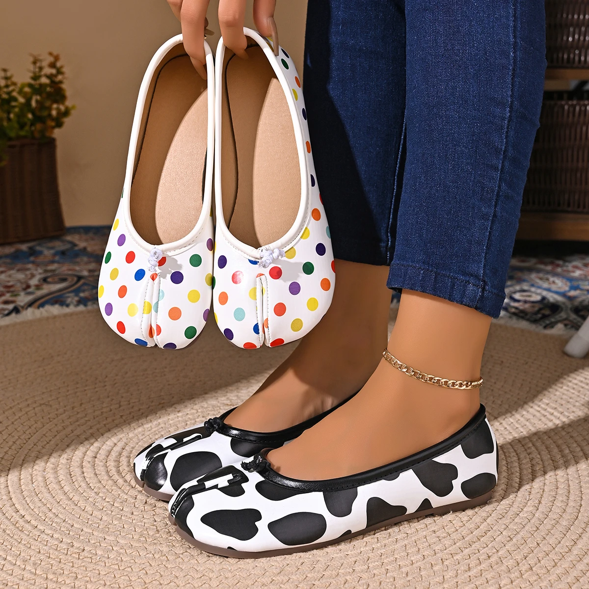 Women's Polka Dot Height-increasing Pig Toe Shoes, Spring and Summer Flat Single Shoes with A Unique Split-toe Design