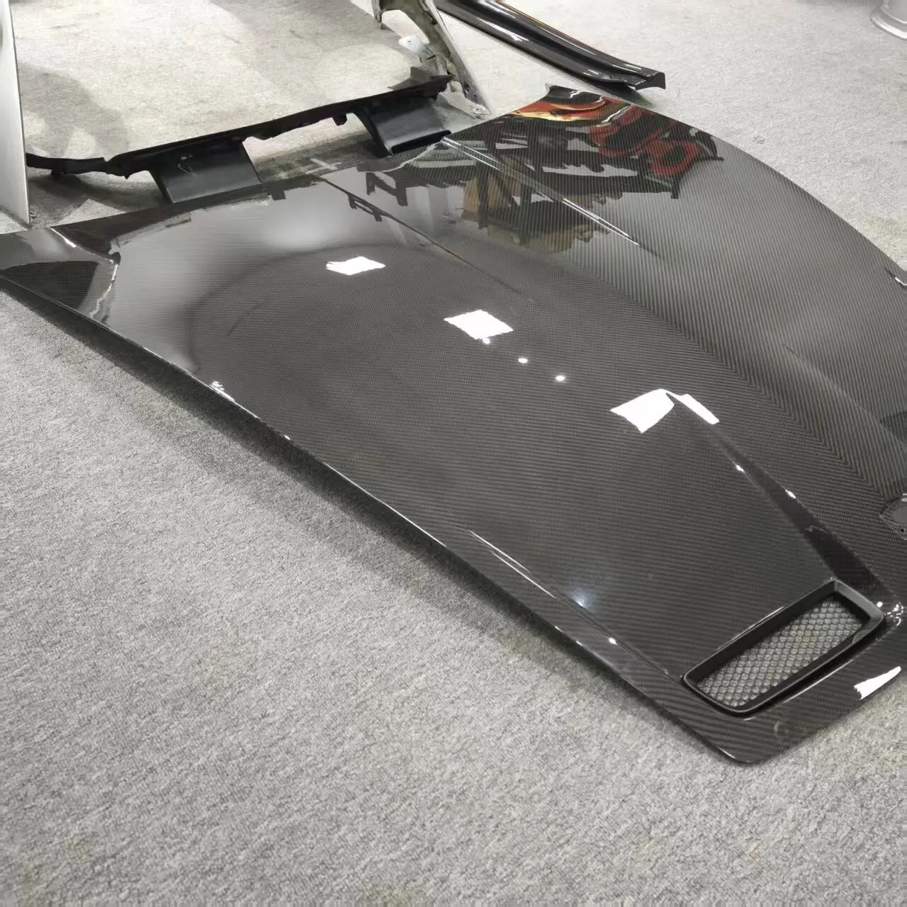 apply to 992.1 Turbo Tegyat dry carbon fiber kit with color changing film on the surface, machine cover, and car cover