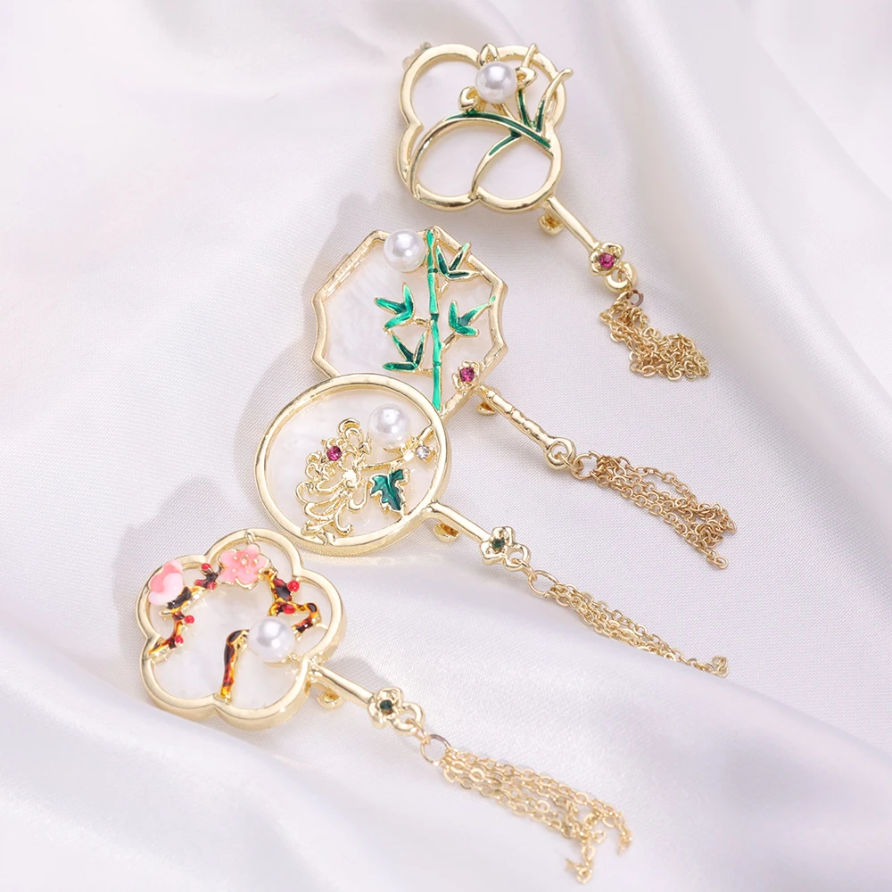 Designer Enamel Pins Chinese Floral Bamboo Fan Pearl Tassel Brooches Retro Cheongsam Women Dress Suit Pin Elegant Jewelry gift