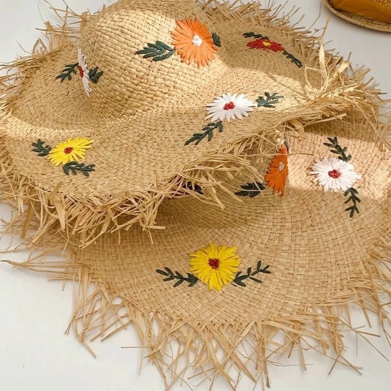 

Женская шляпа от солнца с цветочным узором: соломенная шляпа ручной работы для весенних и летних пляжных отпусков – защита от солнца и тень.