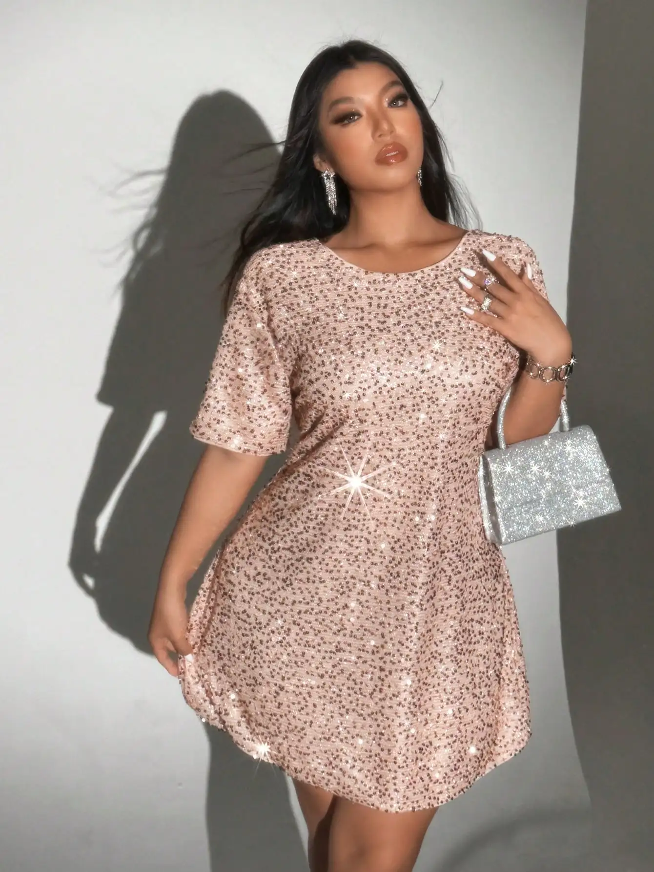 Sukienka mini plus size z cekinami, okrągłym dekoltem, wiązanym dekoltem na plecach i krótkimi rękawami, idealna na imprezę.