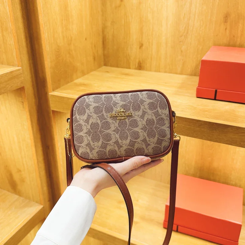 حقيبة مصممة باريس الفاخرة والحد الأدنى على الموضة الجديدة لعام 2025 - محفظة كروس كلاسيكية مع شعار حرفي فريد ومواد جلدية فاخرة