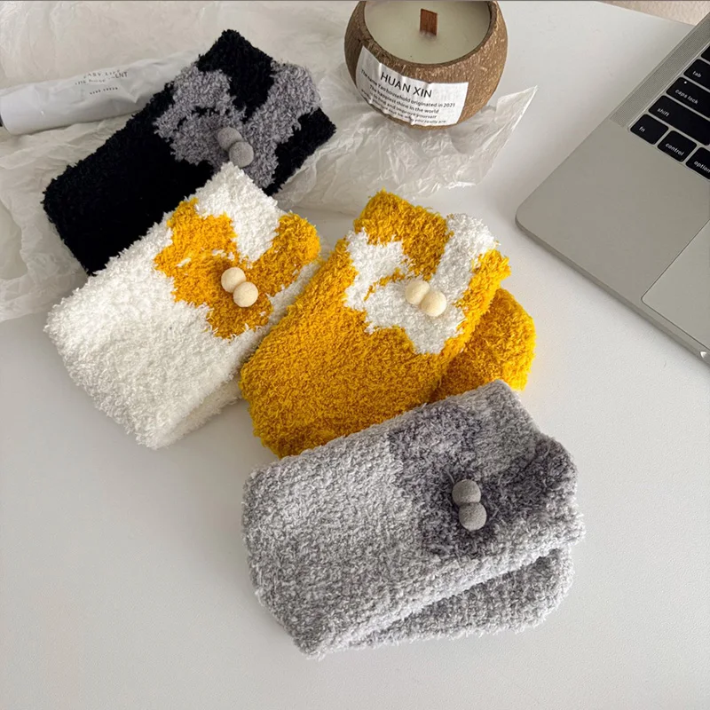 Herbst und Winter Modische Warme Korallen Fleece Mitte Rohr Socken Hause Boden Socken Frauen Neue Nette Blume Plüsch Socken