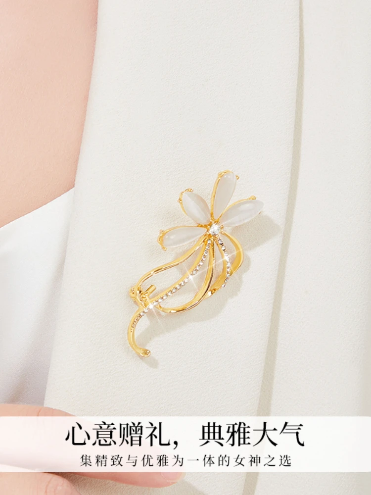 بروش نسائي راقي بتصميم عصري رائع وإكسسوارات معطف متخصصة ذات إحساس عالٍ