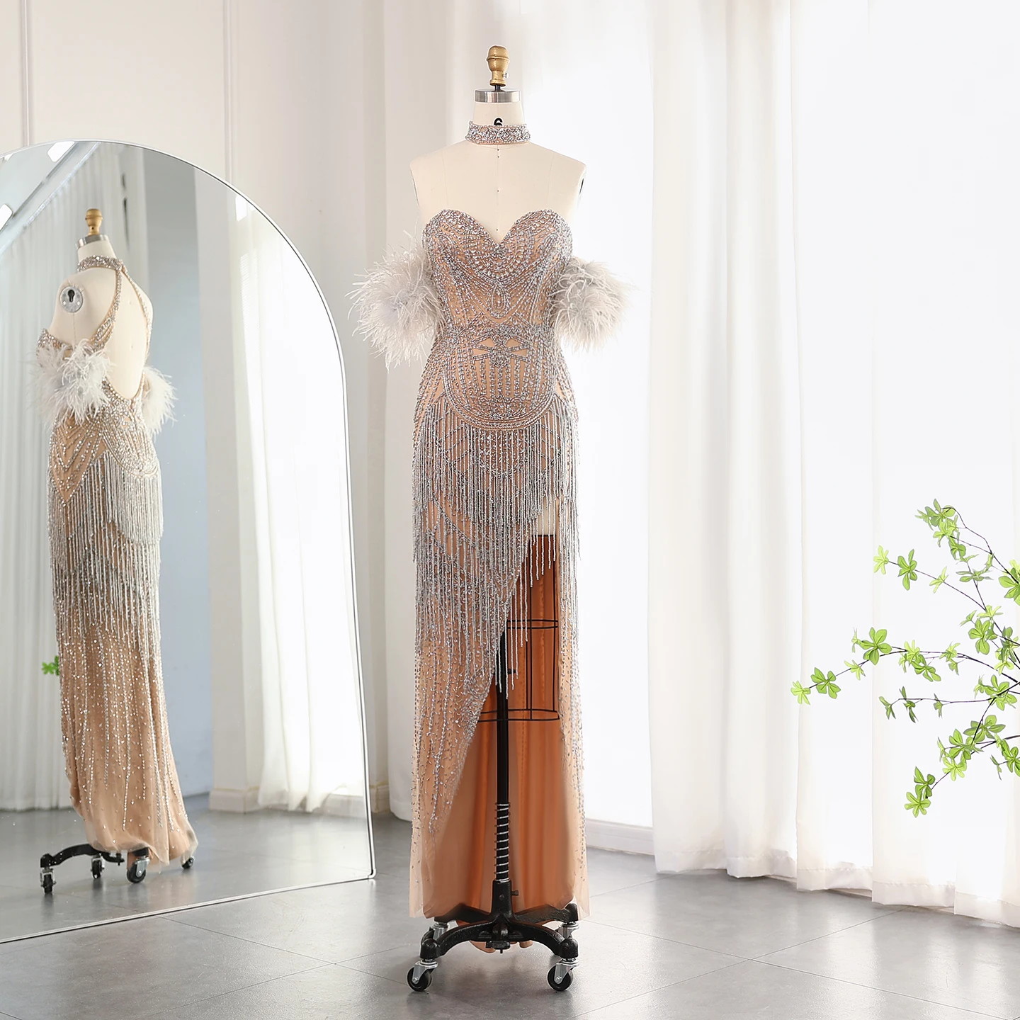 Sharon Said Dubai Luxus-Abendkleid mit Quasten und Federn in Silber-Nude, Meerjungfrauenstil, mit Halskette und hohem Schlitz, Damen-Ballkleid, SS187, maßgeschneidert – Detail 10