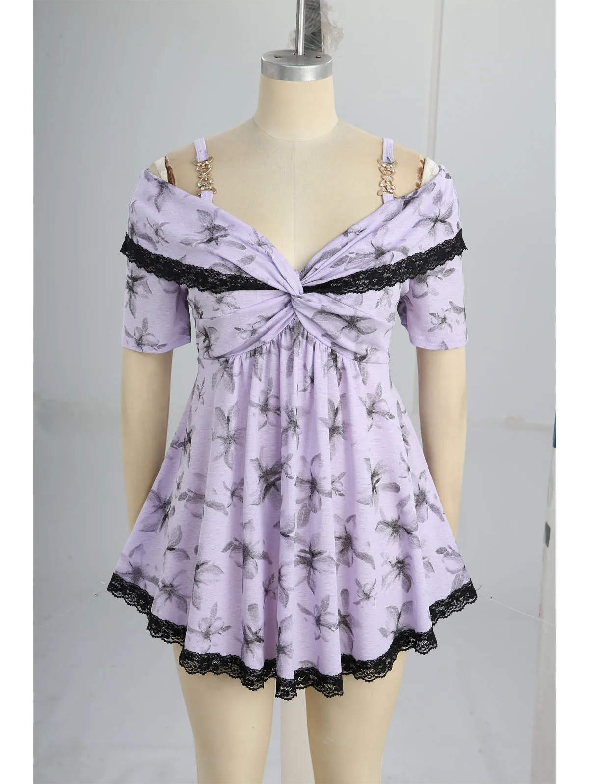 เสื้อยืดผู้หญิงไซส์ใหญ่ ROSRGAL ลายดอกไม้สีม่วง คอเสื้อแบบพันได้ แต่งขอบลูกไม้ เสื้อเปิดไหล่ลำลอง