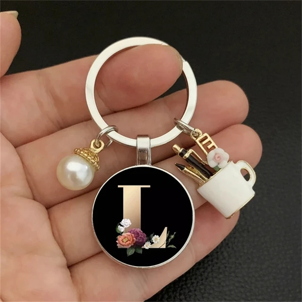 Exquisite 26 Initials A to Z Circular Pendant Keychain Luxury Pearl Decoration Keyring Fashion Car Key Holder Couple Gift