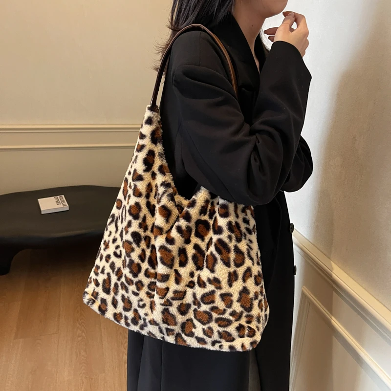 

Women Plush Leopard Shoulder Bag Fashion Shoulder Purse Large Capacity Chic Hobo Bag Stylish Top Handle Bag Simple Commuting Bag