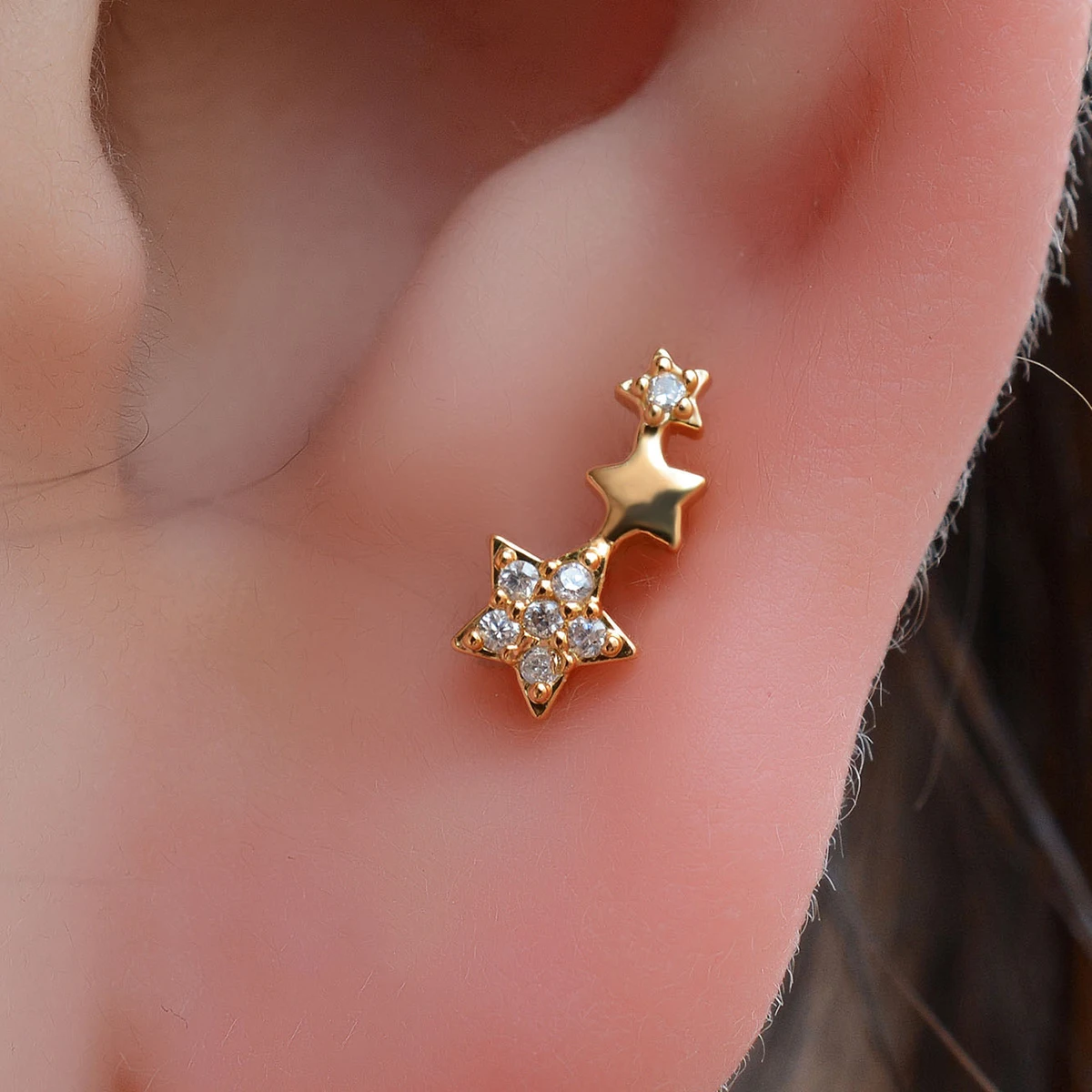 1 Stück Modische CZ Drei-Sterne-Ohrstecker für Frauen Hypoallergener Flacher Schraub-Knorpel-Helix-Ohrring Piercing-Zubehör Schmuck