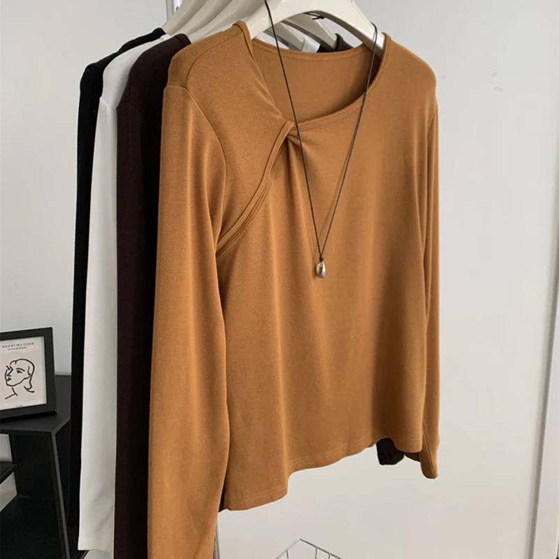 المتخصصة المنحدرة الكتفين الملتوية طويلة الأكمام تي شيرت للنساء الخريف بلون لينة تنوعا أسفل القمصان الإناث تيز