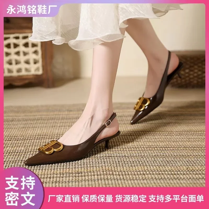 حار بيع الصنادل النسائية موضة زخرفة معدنية مصمم المرأة صيف جديد 2025 فستان الحفلات الصلبة عادية الكعوب النسائية