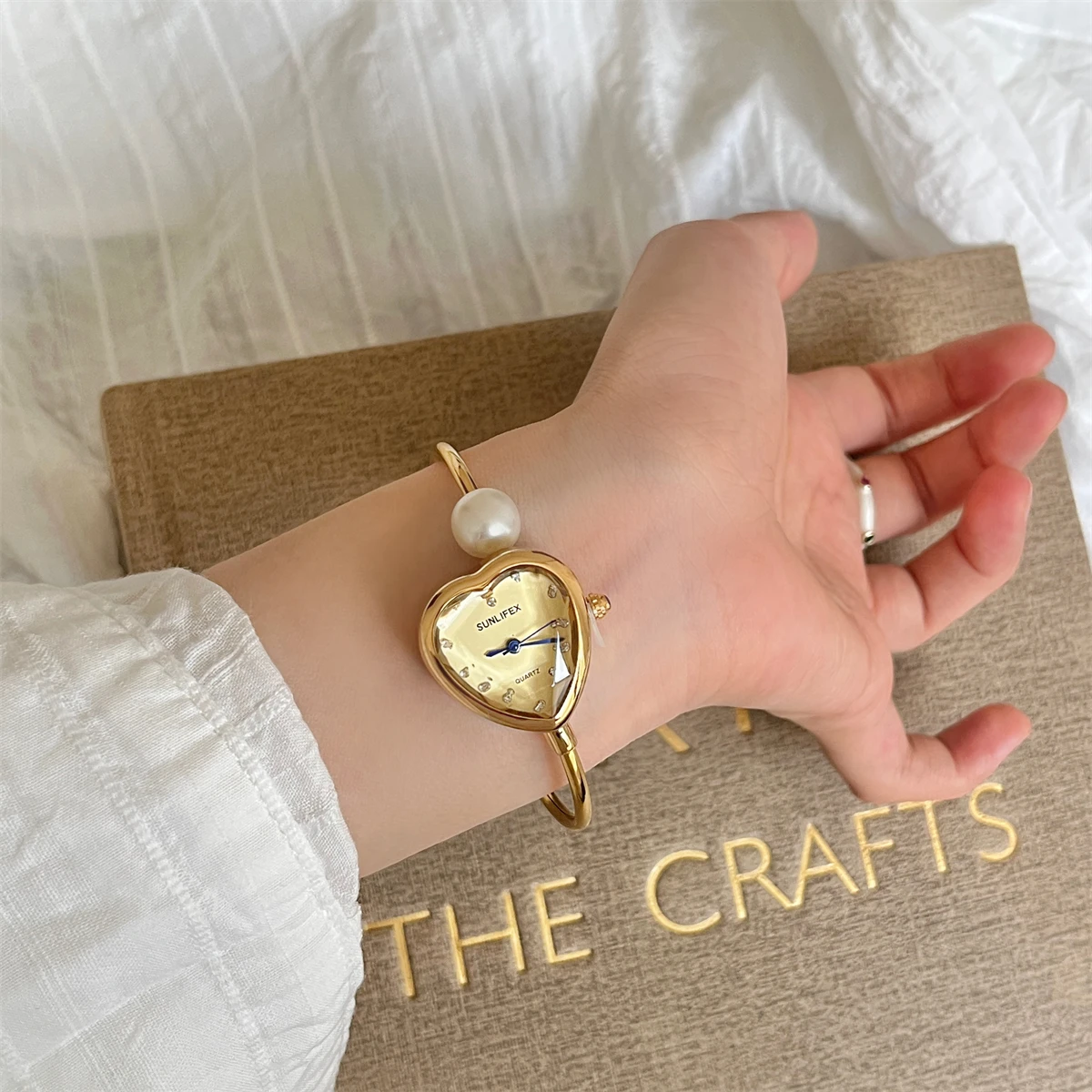 Niche fashion design sense exquisite peach heart diamond inlaid small dial watch women's high value pearl watch