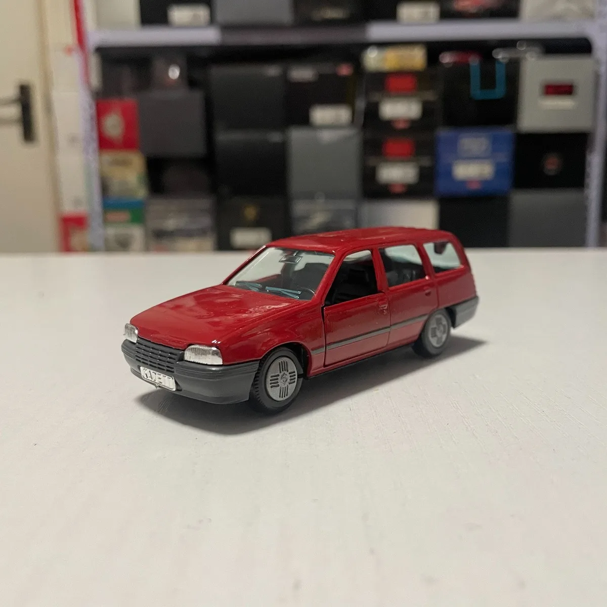 Diecast 1:43 Scale Opel Kadett GL Red Station Wagon Alloy Car Model Collection Souvenir Static Display Ornaments Vehicle Gift