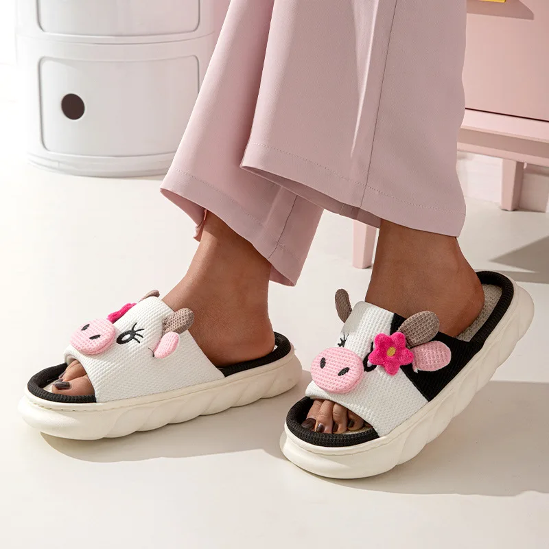 Damen Cartoon-Kuh-Plüschpantoffeln, bequeme dicke EVA-Sohle, Leinen-Slides, modische Kuhform, Unisex-Sommer-Hausschuhe für drinnen. – Detail 3