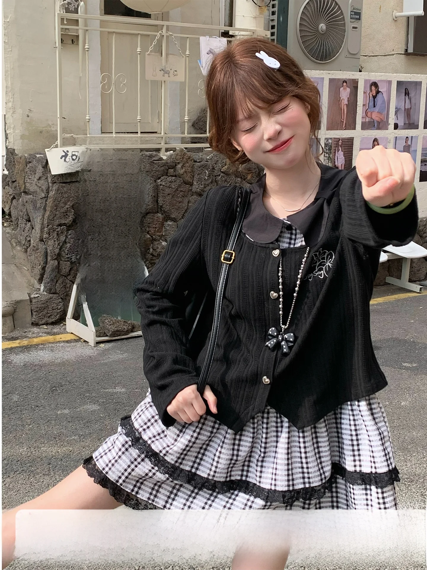 

Вязаный кардиган с вышивкой в стиле ранней весны для женщин: свободный крой, полосатый, стройнящий силуэт, модный комплект для коротких платьев