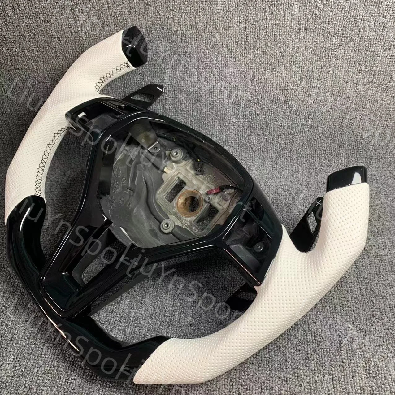 Maßgeschneidertes Piano Black F1 Racing Lenkrad für Mercedes-Benz CLA W212 GLE GLS E350 2015–2018 – Detail 3