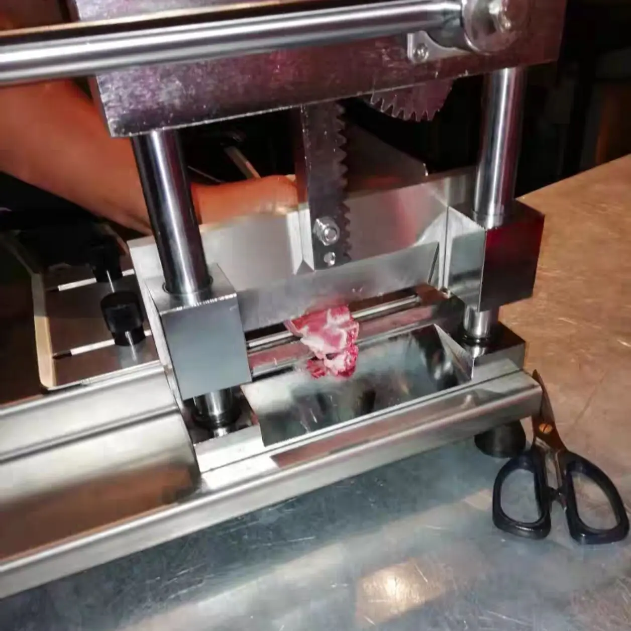 

Commercial Manual Bone Cutting Machine Pig Feet Lamb Chops Steak Sheep Hoof Bone Cutter