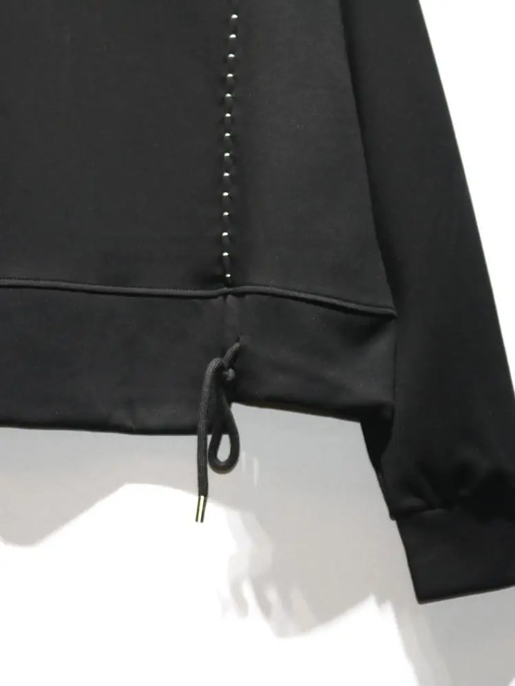 [EAM] Black Topstitched Big Size Casual Sweatshirt New Round Neck Long Sleeve Women Fashion Tide Spring Autumn 2026 1DK0315