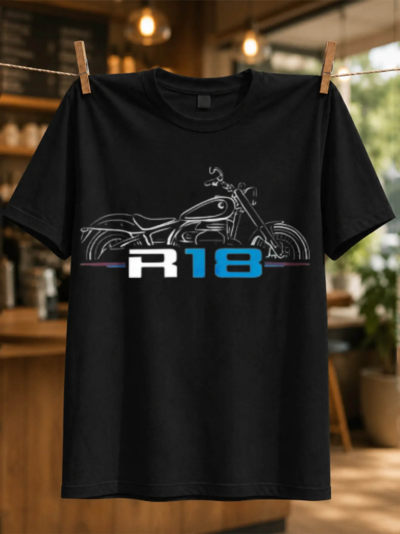 T-shirt unisexe avec motif de moto R18, art graphique en blocs de couleurs bleus, lettres R18 et silhouette de cruiser épurée