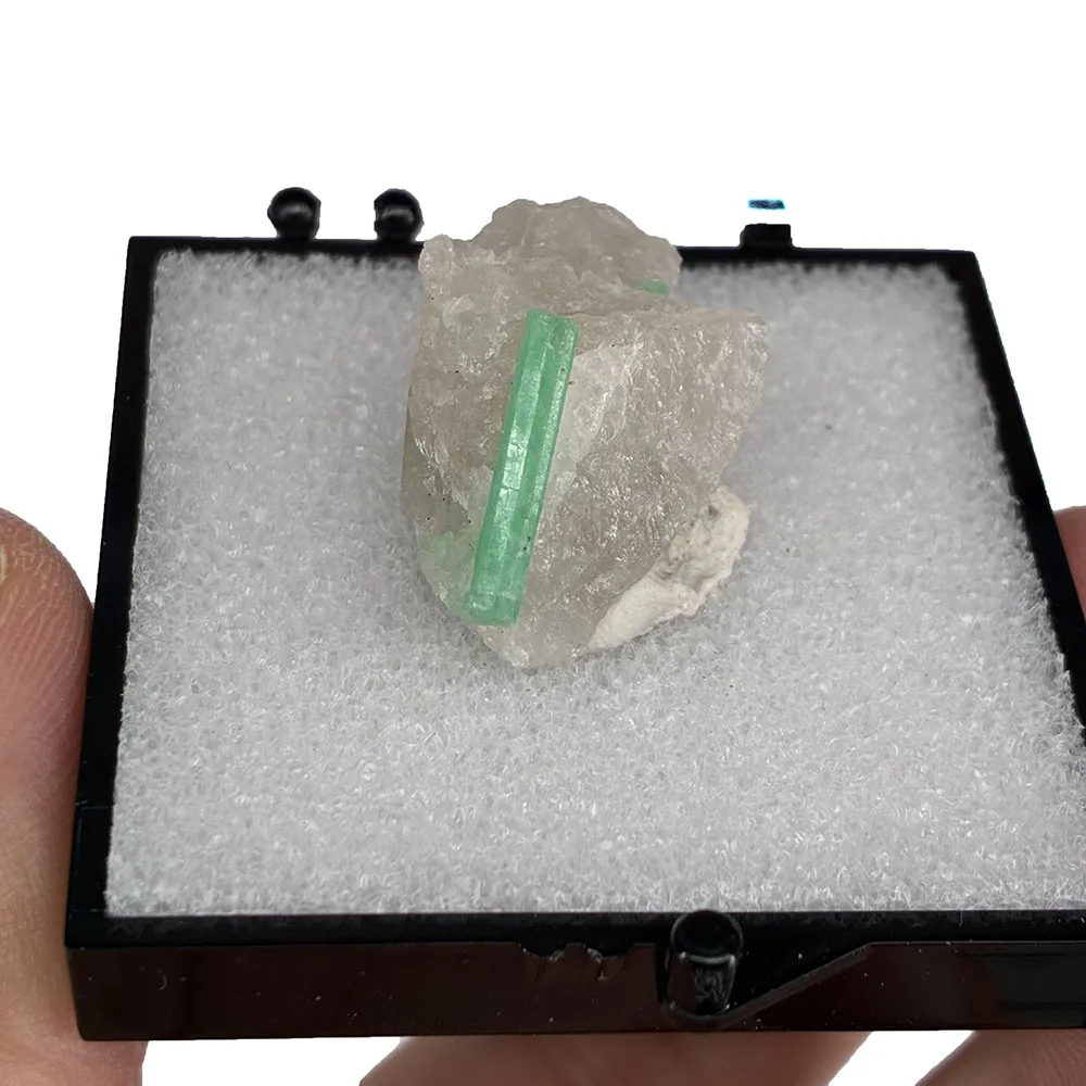 A1-3B 1PCS 100% Natural Green Emerald Mineral Gem-Grade Specimens Stones And Crystals Malipo Box size:50*50*50 mm