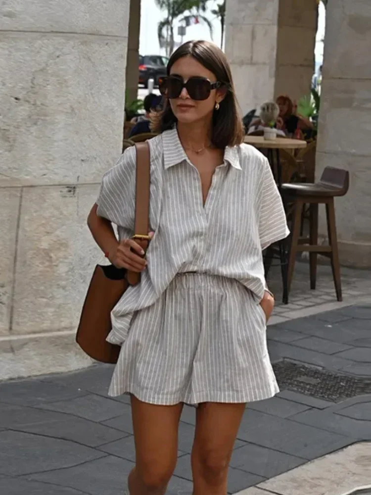 

Повседневные однобортные комплекты рубашек в полоску с принтом, женские шорты большого размера с эластичной резинкой на талии, костюмы 2025, женский летний уличный наряд