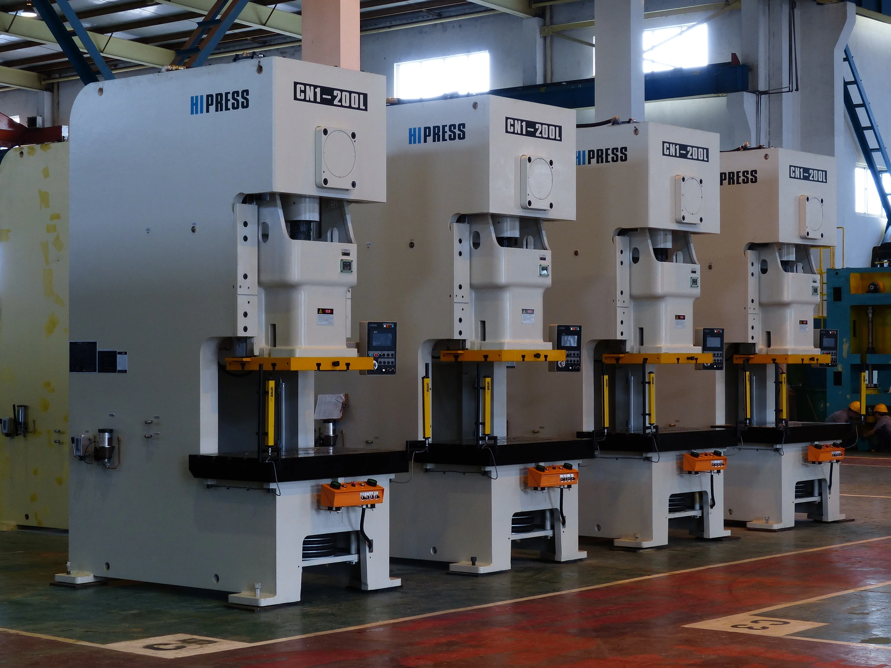 Manuelle Metallstanzmaschinen mit automatischer Presse. Handelstanzmaschine zum Stanzen von Metalllöchern