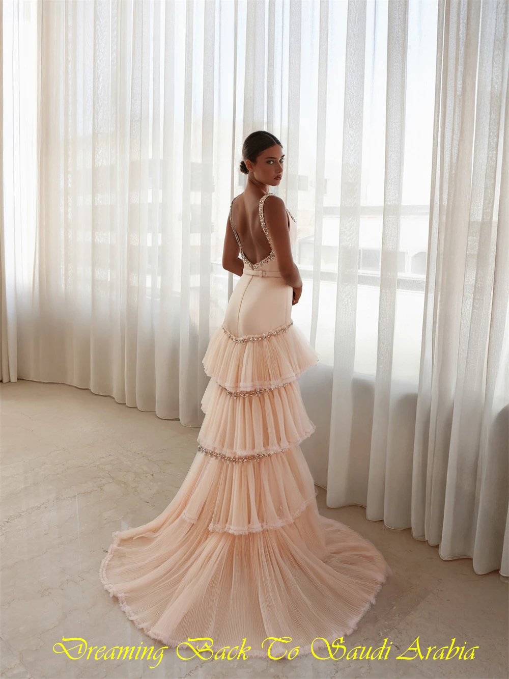 ชุดราตรีสีชมพูคลาสสิกแบบสั่งตัด คอเหลี่ยม แขนกุด สำหรับงานปาร์ตี้ ชุดราตรีทรงตรงประดับคริสตัลสำหรับงานพรอม