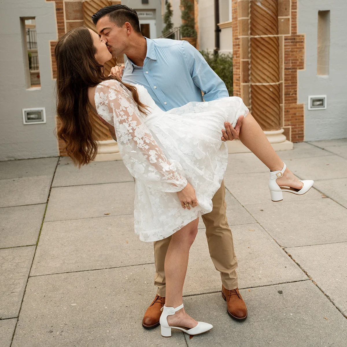 فساتين زفاف قصيرة الطول من الدانتيل على شكل قلب مخصصة مقاس كبير عاجي فوق الركبة وأكمام طويلة أسقف فستان زفاف رومانسي قصير