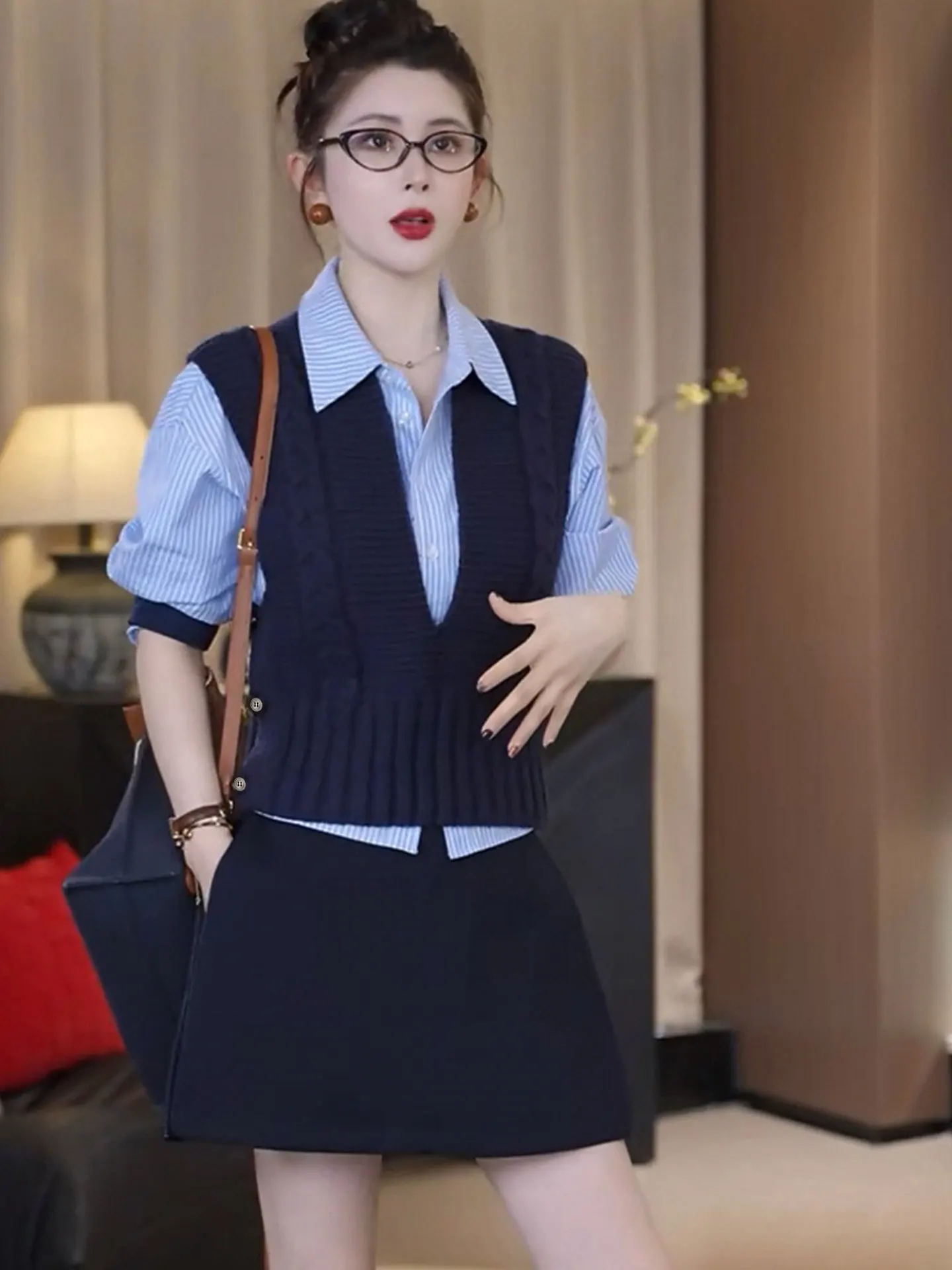 

Модный вязаный жилет для женщин, осенняя одежда, универсальный топ для многослойных образов, высококачественный брендовый жилет для повседневной носки, стандартной длины, с V-образным вырезом.