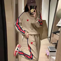 2 Stück Harajuku Frauen Casual Sports gestreifte Hose setzt Frühling Herbst adrette Stil bestickte Liebe lose koreanische Mode Top-Anzug