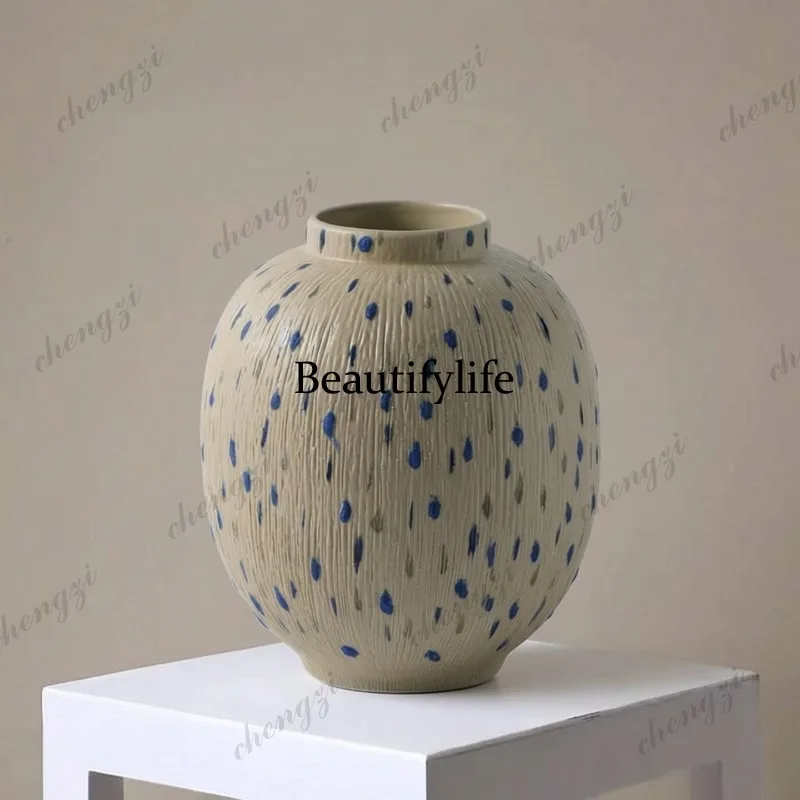 Modern simple hand-painted ceramic vase, living room TV cabinet ornament with dried flower arrangement in the model room