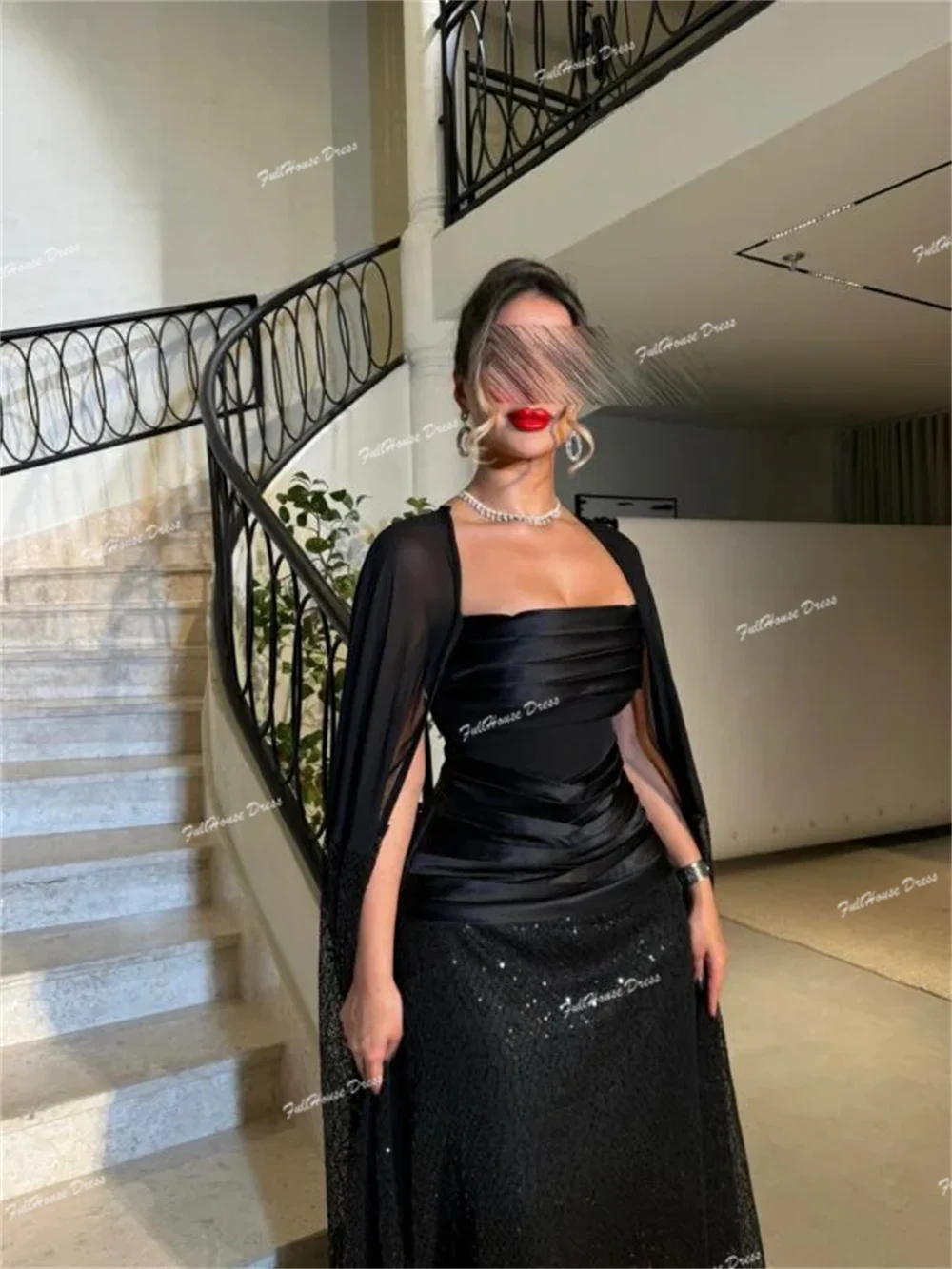 ชุดราตรีทรงเรือแบบสั่งตัดพิเศษ คอปกจีบแบบซาอุดิ แขนกุด ยาวกรอมพื้น ประดับด้วยลูกปัดและเลื่อม พร้อมผ้าคลุม