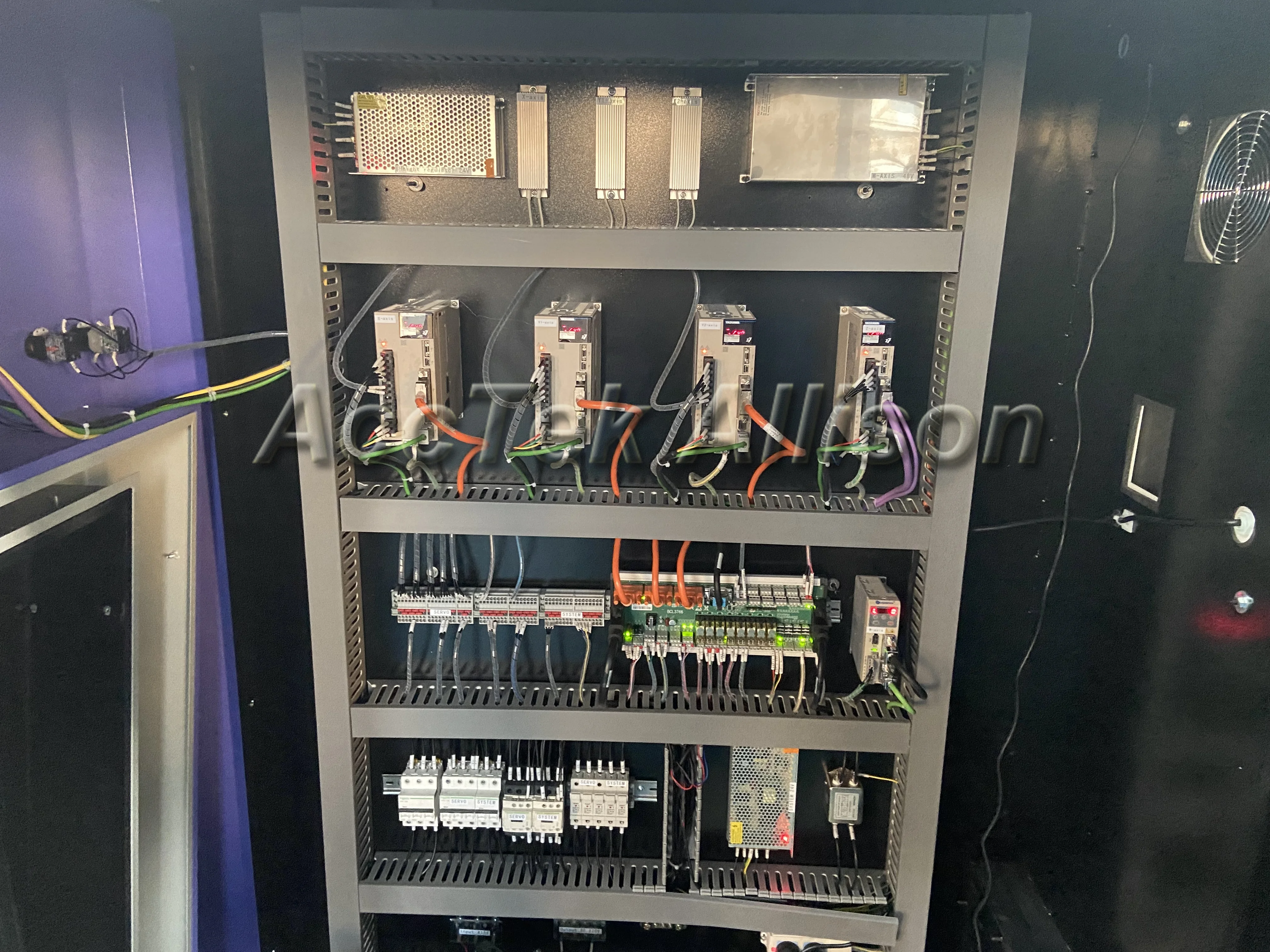 เครื่องตัดโลหะไฟเบอร์เลเซอร์ AccTek พื้นที่ทํางานขนาดใหญ่ 2000 * 6000 มม. 6kw 12kw 20kw 30kw 40kw ทํางานได้อย่างมีเสถียรภาพและทนทาน