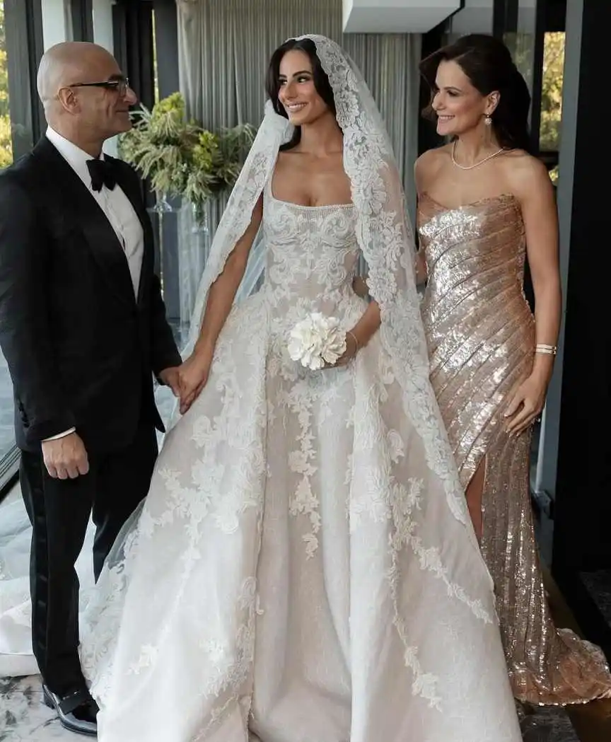 Elegant A Line Wedding Dress Square Neck Pearls Appliques Bride Dresses Simple Pleats Lace Sweep Train Bridal Gowns Customized