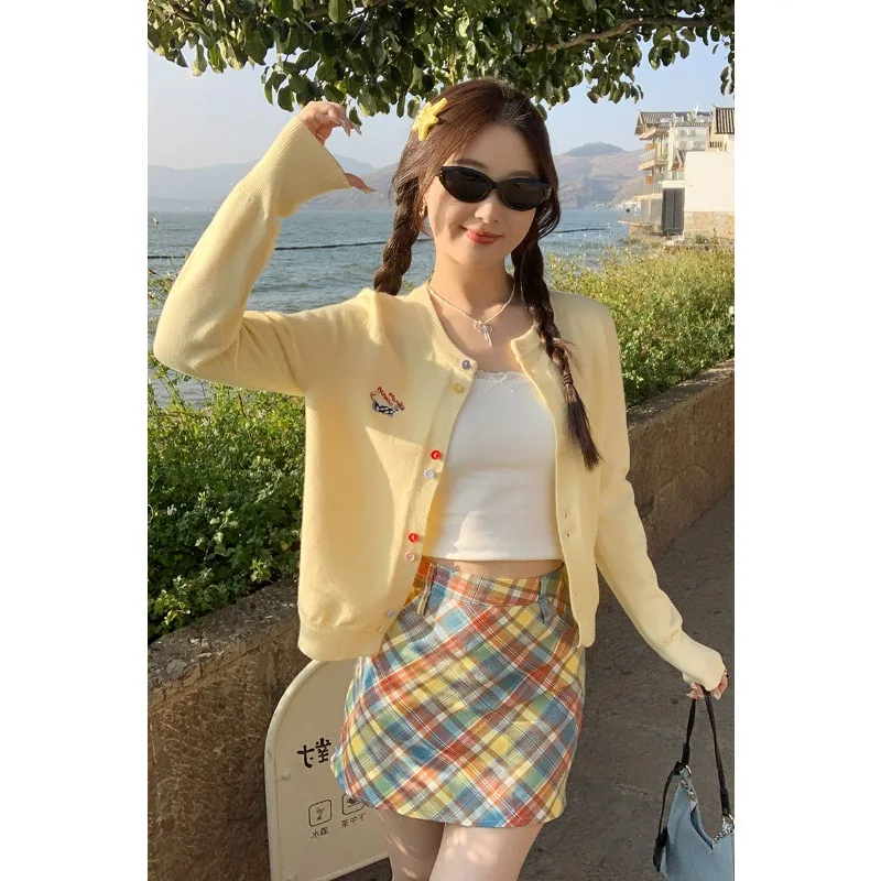 سترة محبوكة بسيطة بلون سادة سترة نسائية لخريف 2025 نمط كوري جديد بأكمام طويلة للنساء 2025 بلوزة جديدة