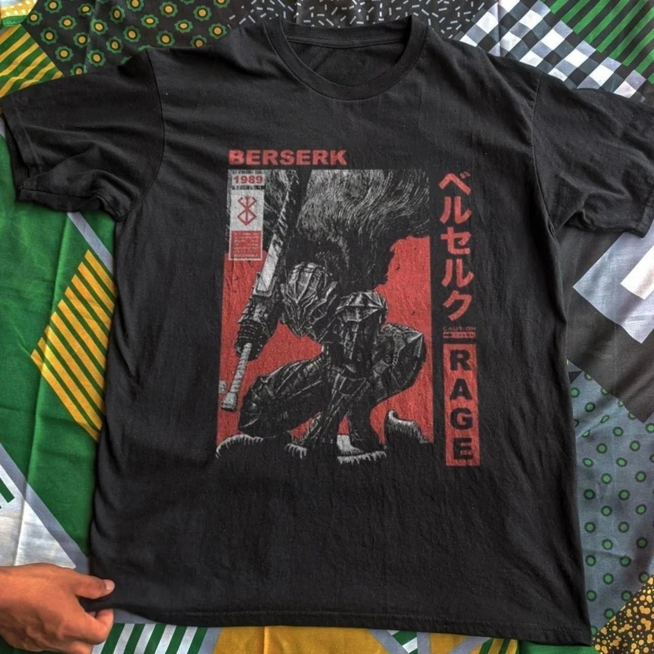 Vintage Berserk Guts Manga Verblasstes Schwarzes Anime-Grafik-T-Shirt aus Baumwolle für Männer und Frauen Sommer-Streetwear – Detail 3