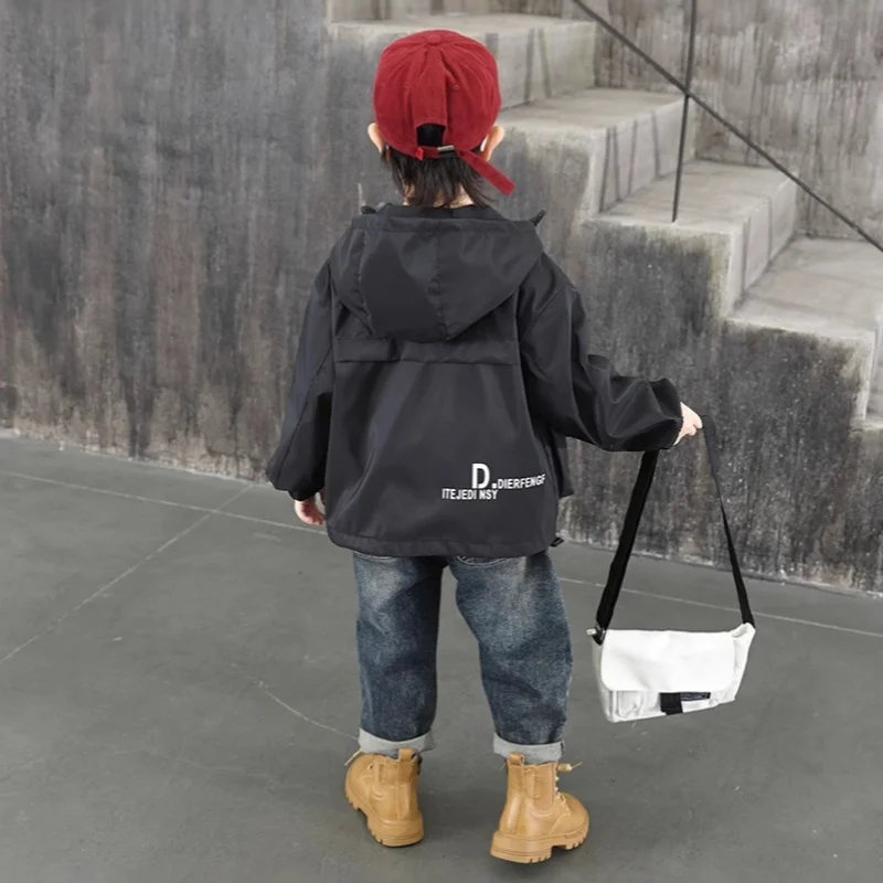 Abbigliamento per bambini Cappotti giacca a vento 2025 Primavera Autunno Nuovi ragazzi Trench per bambini Capispalla con cappuccio antivento 1-15 anni
